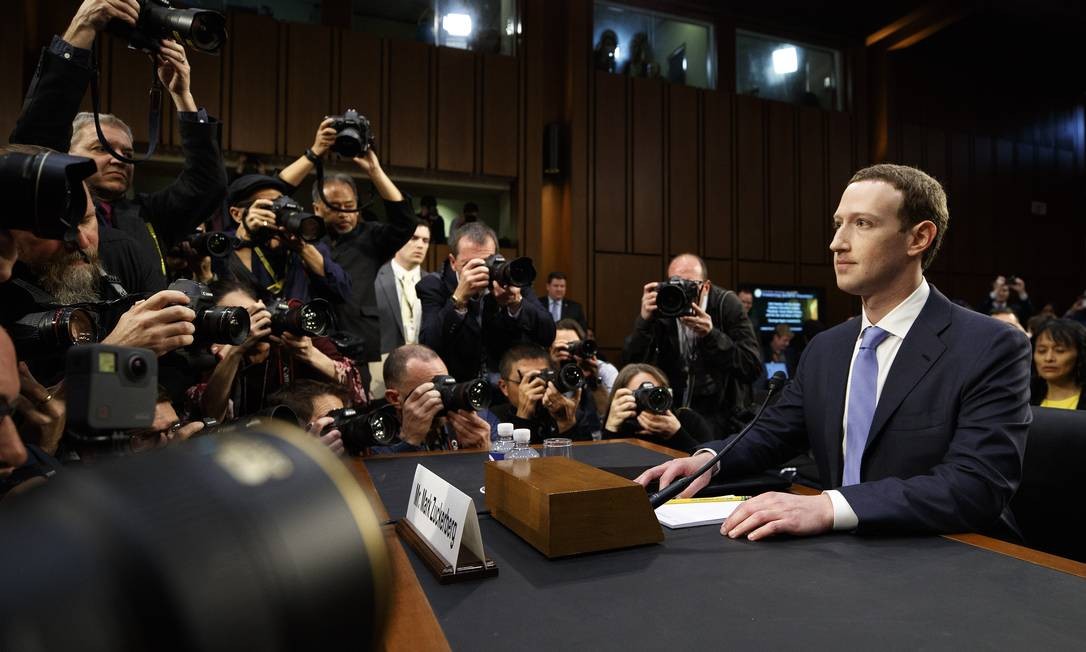 Como consequência, o CEO do Facebook, Mark Zuckerberg, foi convocado a depôr sobre as relações da companhia com a Cambridge Analytica em audiência conjunta do Comitê de Justiça e Comércio do Senado dos EUA. Foto: Tom Brenner / NYT