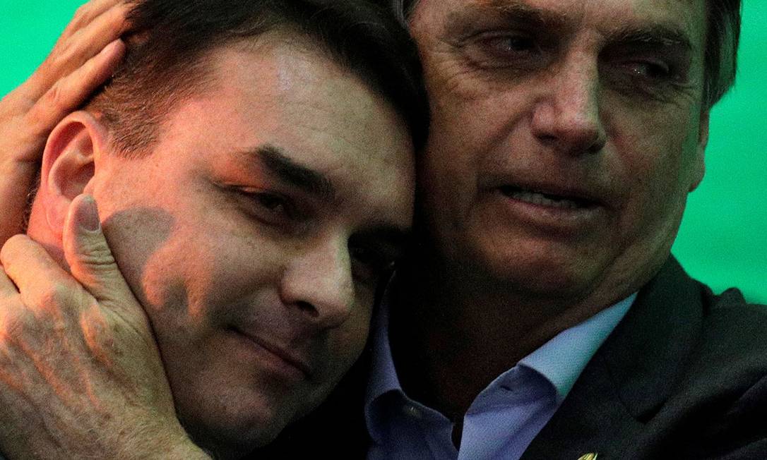 Jair Bolsonaro com o primogênito Flávio: “Se for provado que errou, terá de pagar”, disse o presidente em Davos Foto: Ricardo Moraes / Reuters