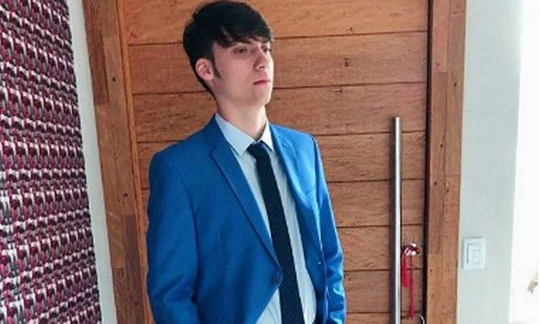 Renan Bolsonaro em foto postada no seu Instagram em agosto de 2018. Ele usou o terno azul em outras e a roupa virou seu avatar Reprodu&ccedil;&atilde;o/Instagram