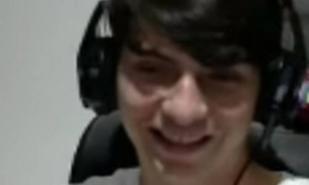 Renan Bolsonaro, o 'Bolsokid', durante transmiss&atilde;o de um dos jogos de videogame Reprodu&ccedil;&atilde;o/Youtube