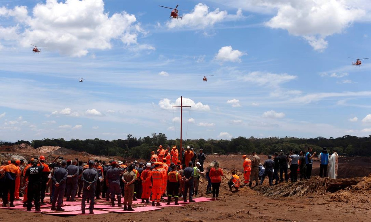 Equipes de resgate assistem a uma missa para vítimas do rompimento da barragem da mineradora Vale, em Brumadinho Foto: ADRIANO MACHADO / REUTERS