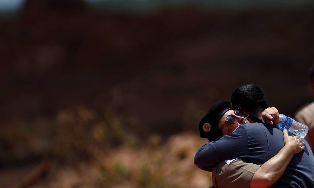 Soldados se emocionam durante as homenagens Foto: ADRIANO MACHADO / REUTERS