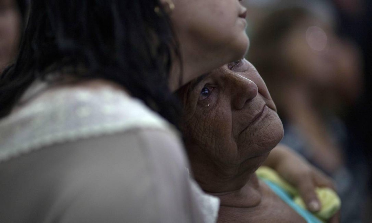 Pessoas de culto na Igreja Matriz de Brumadinho Foto: MAURO PIMENTEL / AFP