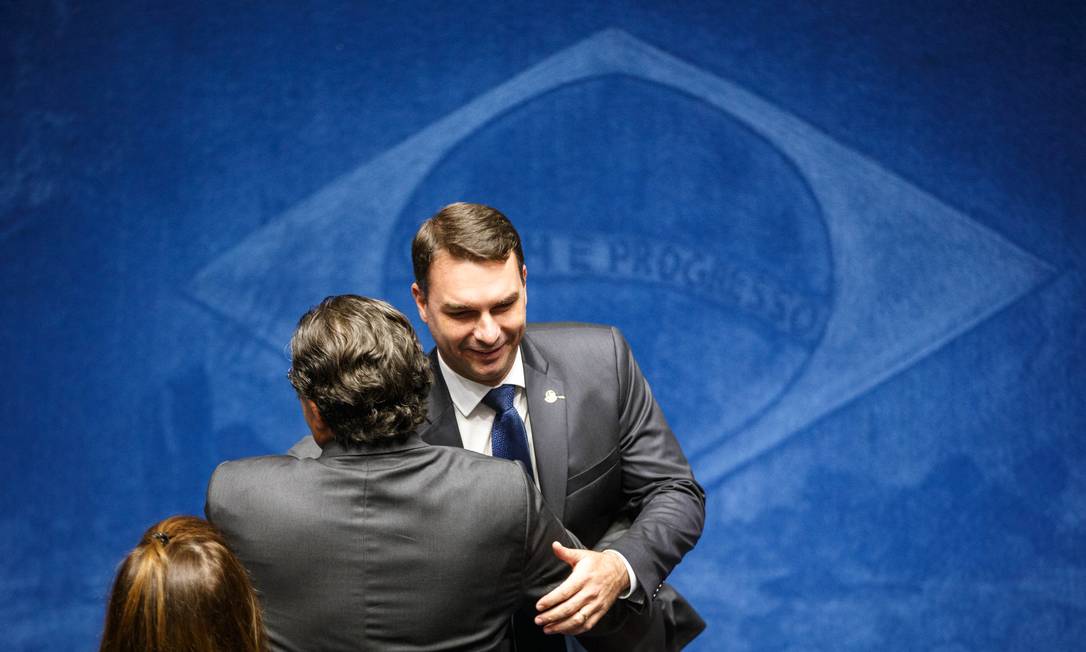 Senador Flávio Bolsonaro (PSL-RJ) cumprimenta parlamentar durante sessão para eleição do presidente do Senado Foto: Daniel Marenco / Agência O Globo