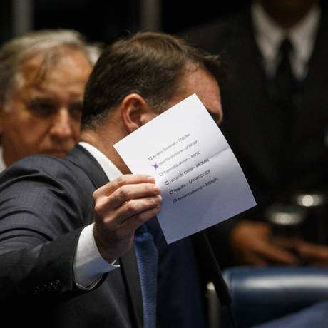 Flavio Bolsonaro dá seu voto Foto: Daniel Marenco / Agência O Globo