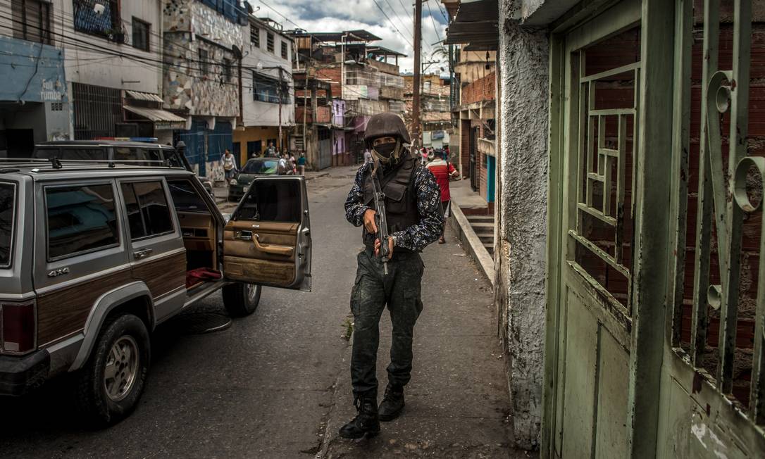 Nas favelas. Policial participa de operação em uma comunidade de Caracas; repressão agora se concentra em bairros que já foram redutos do chavismo Foto: MERIDITH KOHUT / NYT