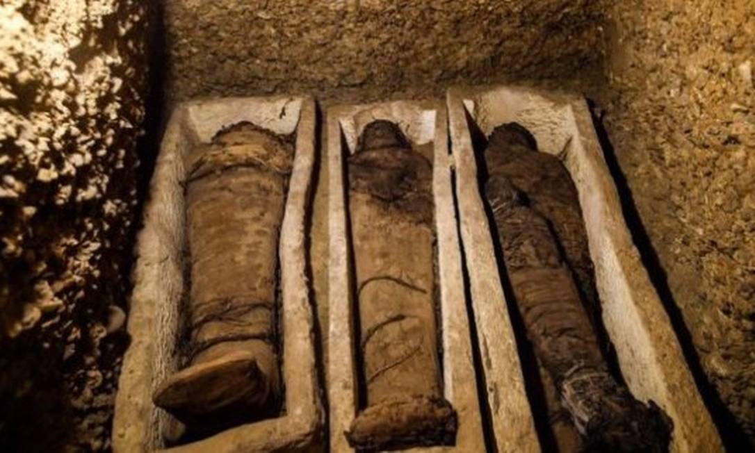 Três múmias encontradas nas câmaras funerárias Foto: AFP