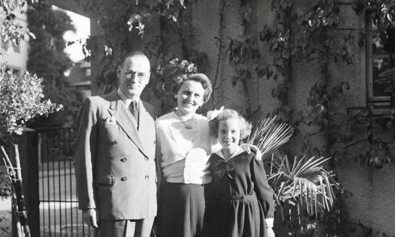 Carl Lutz, Magda Lutz e Agnes Hirschi; mãe e filha procuraram ajuda do diplomata para se protegerem do nazismo Foto: ARQUIVO DE HISTÓRIA CONTEMPORÂNEA DE ZURIQUE/ AGNES HIRSCHI