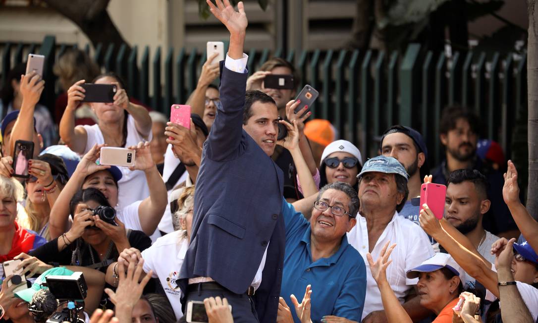 Líder opositor venezuelano, Juan Guaidó cumprimenta multidão durante protesto contra Nicolás Maduro em Caracas Foto: ANDRES MARTINEZ CASARES / REUTERS