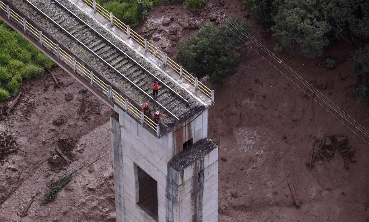 Vista aérea de uma ponte que tombou após o colapso da barragem da Mina do Feijão. A torrente de lama provocou a destruição de casas e plantações vizinhas à mineradora Foto: DOUGLAS MAGNO / AFP