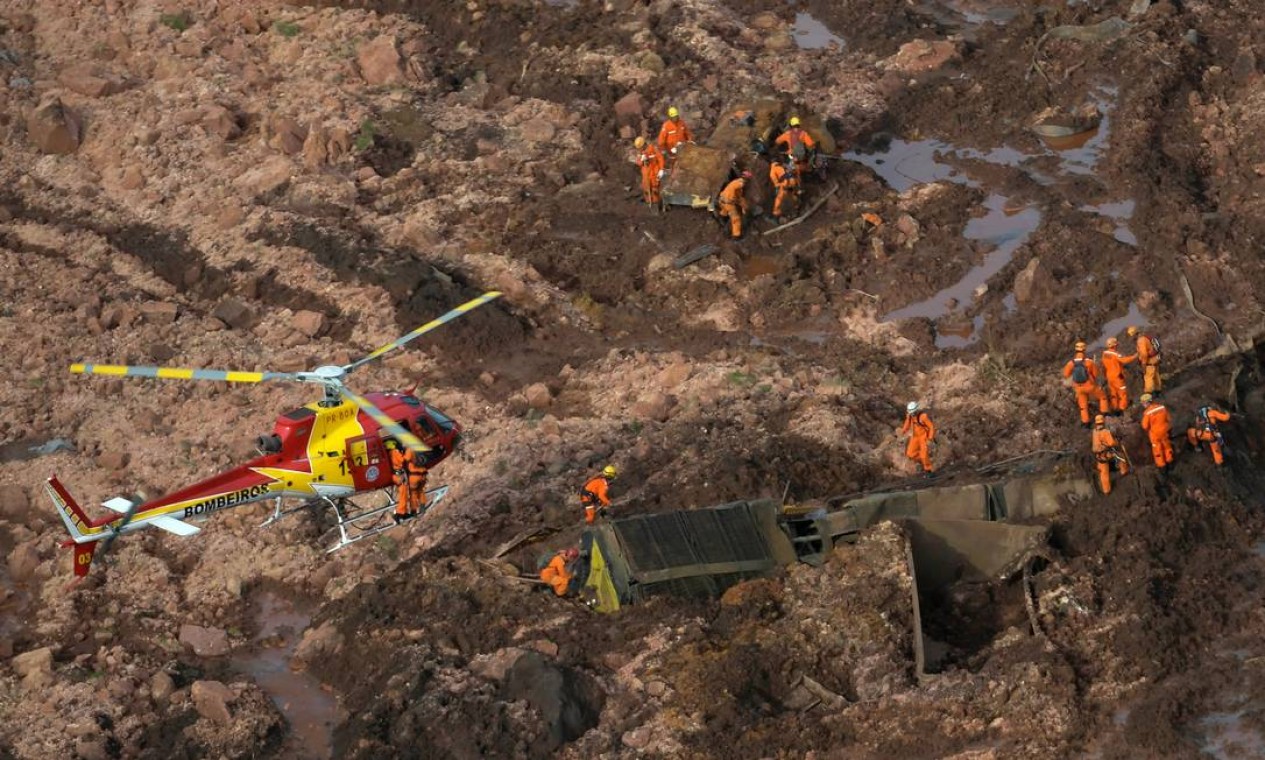 Equipe do Corpo de Bombeiros trabalha na busca de vítimas do rompimento da barragem. Helicópteros ajudaram os profissionais a alcançarem as áreas mais inacessíveis em meio ao 'mar de lama' Foto: WASHINGTON ALVES / REUTERS