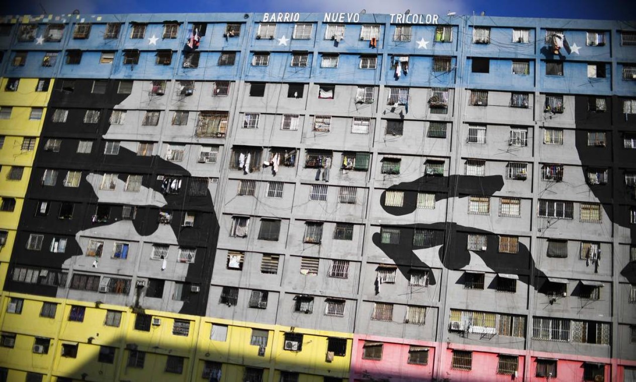 Grafite com os olhos de Chávez na fachada de um prédio no bairro 23 de Janeiro, em Caracas Foto: YURI CORTEZ / AFP