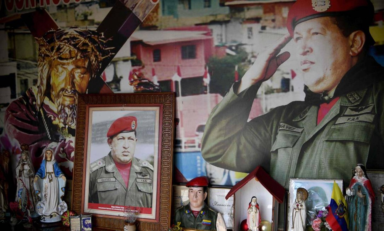 Imagens do falecido presidente venezuelano Hugo Chávez são retratadas no altar principal de uma capela no bairro 23 de Janeiro, em Caracas, na Venezuela Foto: YURI CORTEZ / AFP