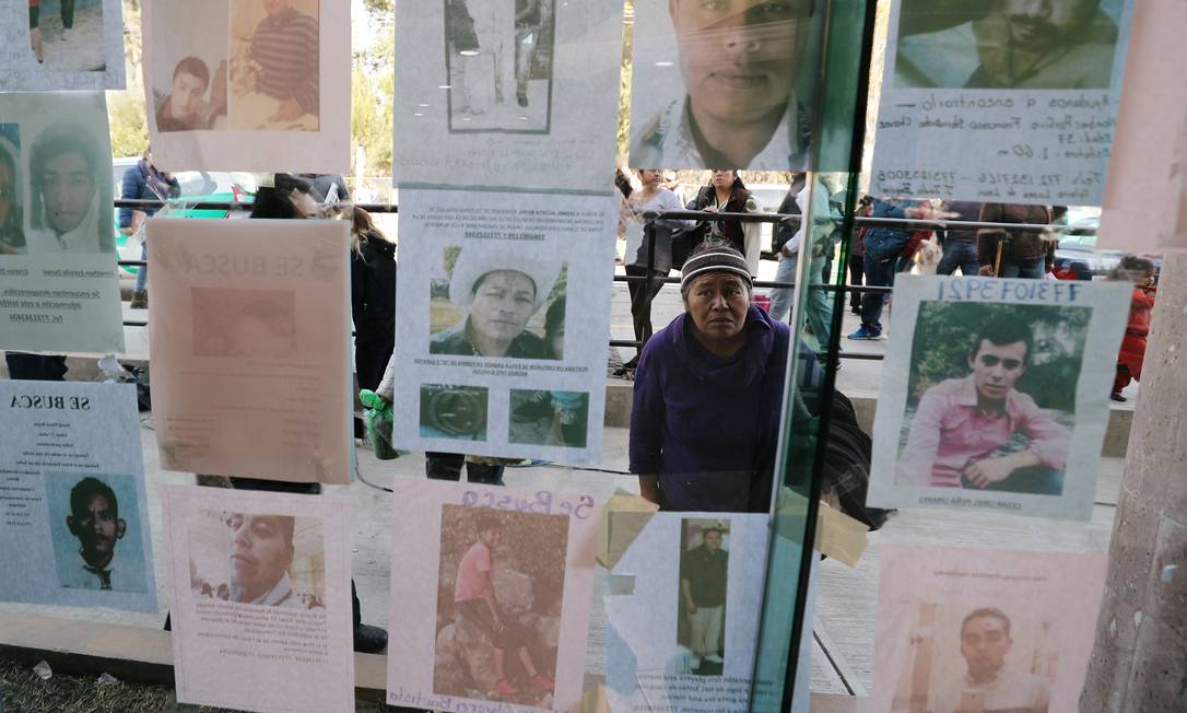 Mulher olha fotos de desaparecidos em Tlahuelilpan, no México Foto: MOHAMMED SALEM / REUTERS