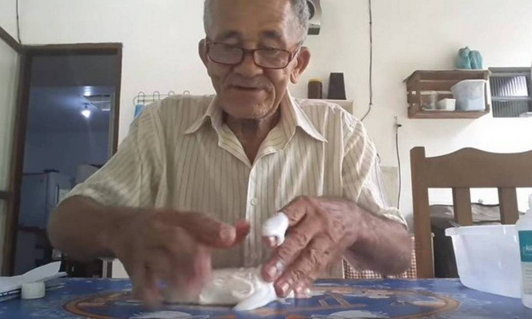 Nilson Izaias tenta fazer slime em vídeo que viralizou no YouTube Foto: Reprodução