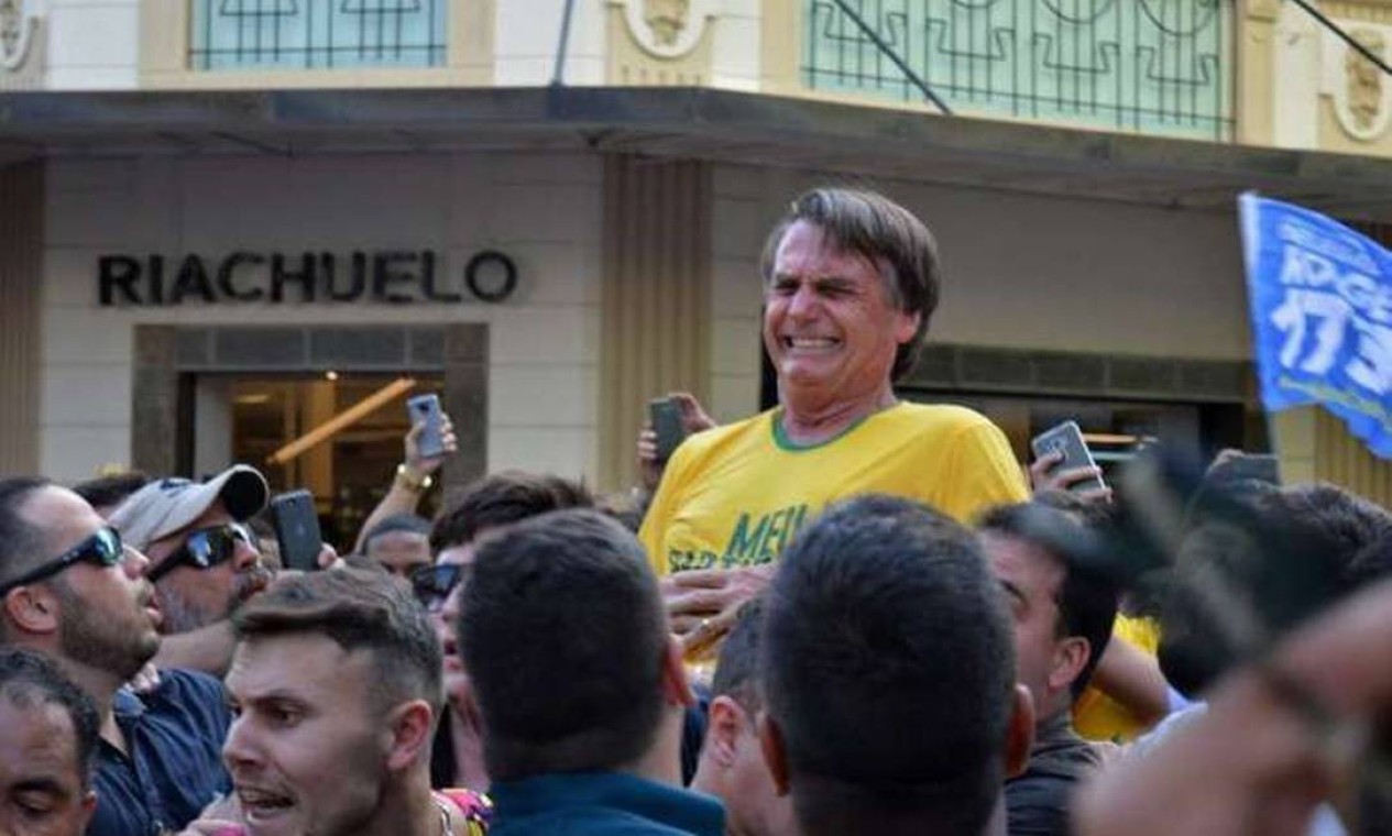 Em 6 de setembro, Bolsonaro leva uma facada durante atividade da campanha na cidade de Juiz de Fora (MG). Veja como foi a evolução da saúde de Bolsonaro desde o atentado. Foto: AFP