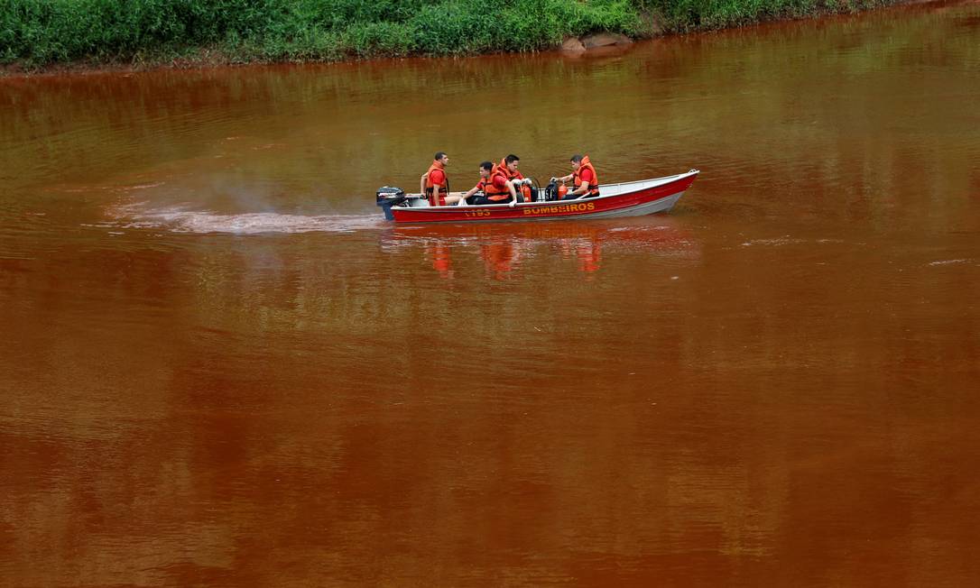 Equipes de resgate cruzam rio Paraopeba com águas rubras de lama depois do rompimento da barragem da Mina Córrego do Feijão em Brumadinho Foto: ADRIANO MACHADO / REUTERS