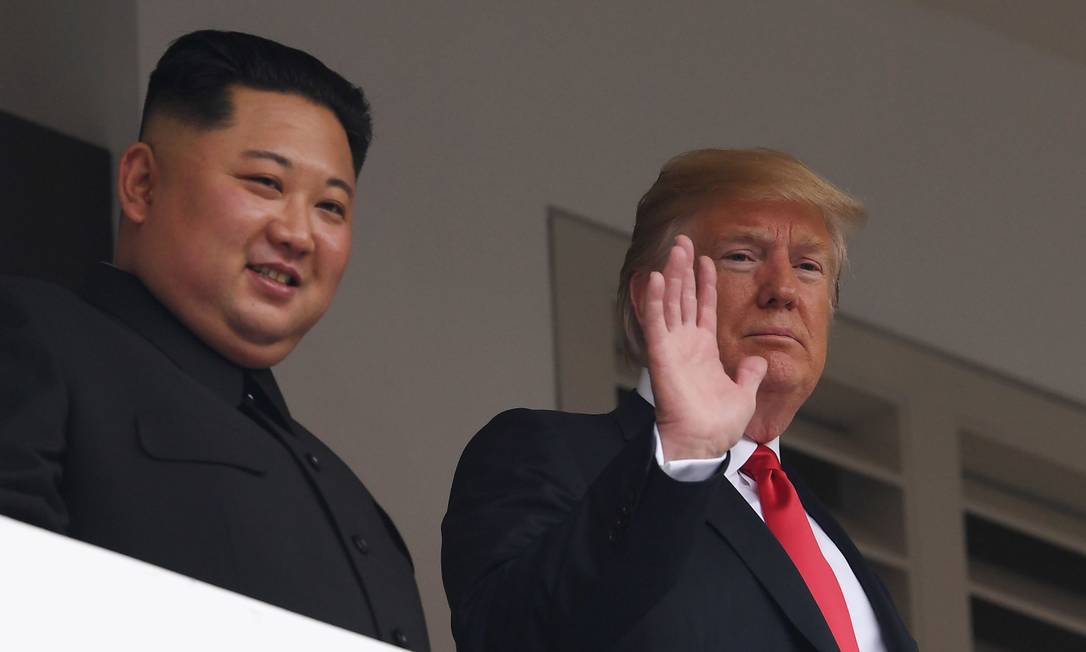 Líderes de Coreia do Norte e EUA, Kim Jong-un e Donald Trump acenam durante cúpula em Cingapura Foto: SAUL LOEB / AFP