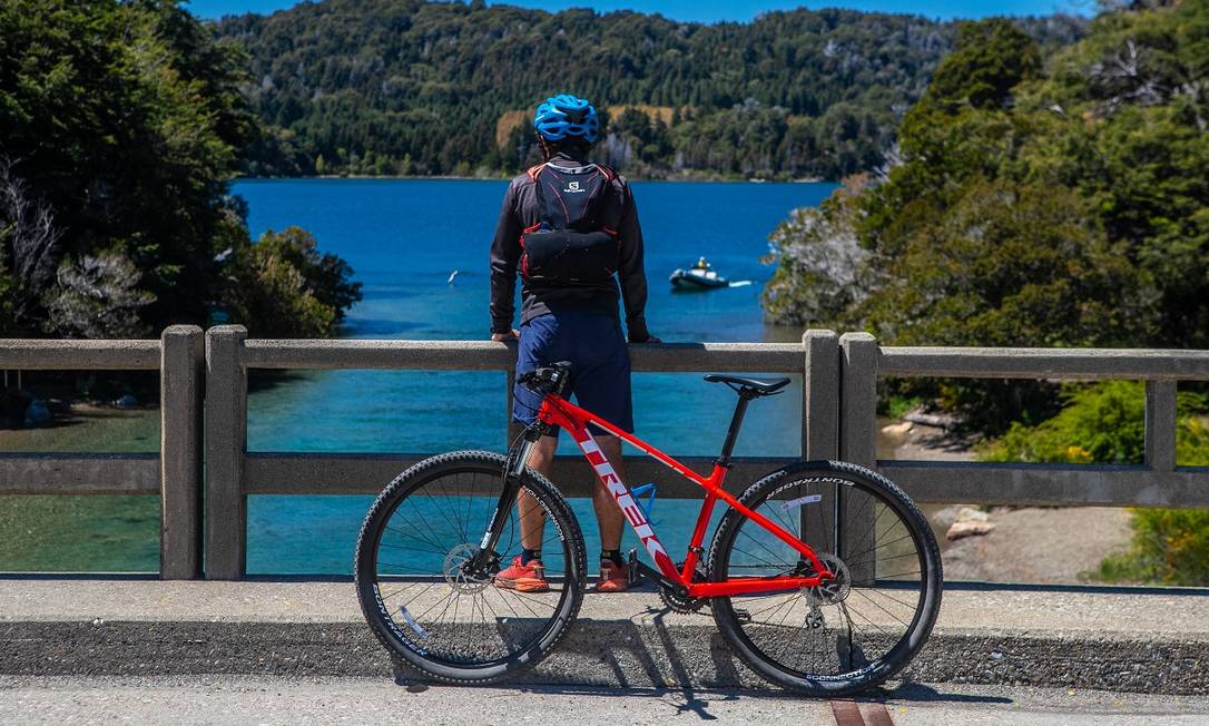 Para quem tem disposição, passeios de bicicleta são uma ótima forma de percorrer o Circuito Chico, que reúne as paisagens mais bonitas de Bariloche Foto: CHIWIFOTO / Emprotur / Divulgação