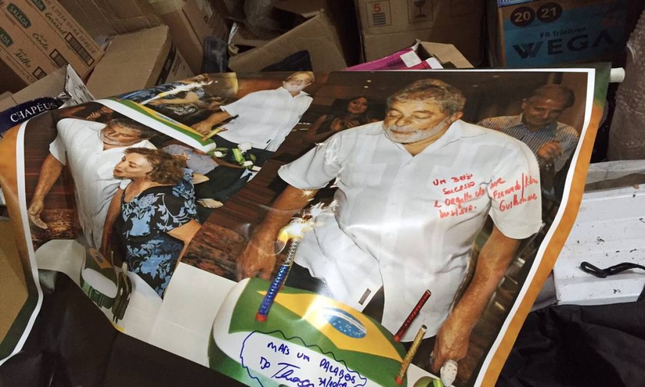 Vários pôsteres de Lula foram encontrados no sítio de Atibaia Foto: Reprodução