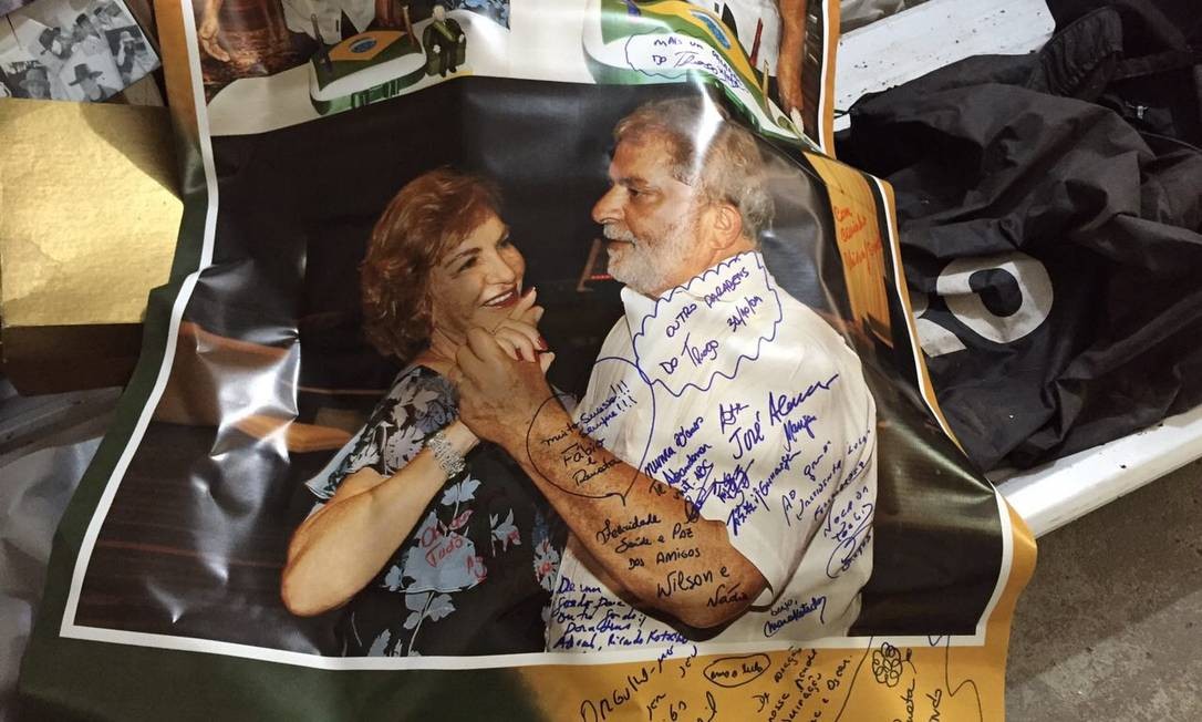 Outro pôster de Lula com Marisa encontrado no sítio de Atibaia Reprodução