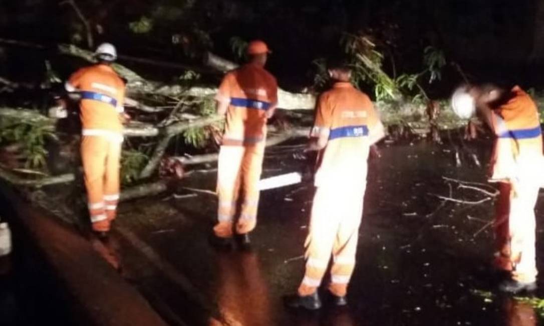Interdições no Rio são causadas por quedas de árvores e bolsões d'água; funcionários da Comlurb tentam resolver o problema Foto: Reprodução / Twitter