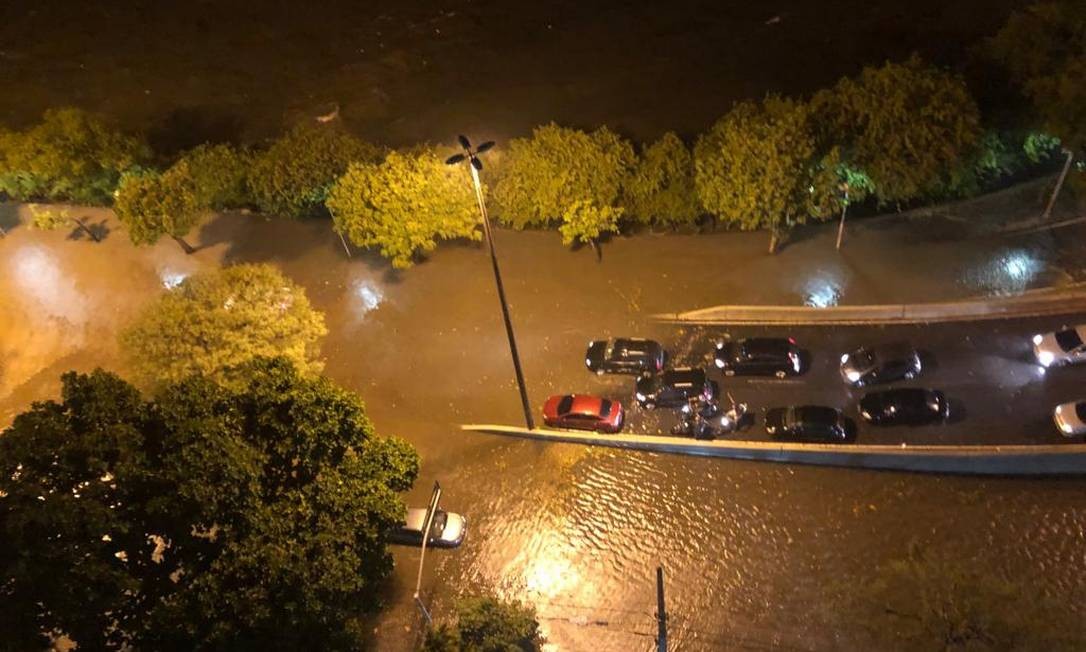 Na Lagoa, motoristas ficaram ilhados perto do acesso ao Rebouças Liane Thedim / Agência O Globo