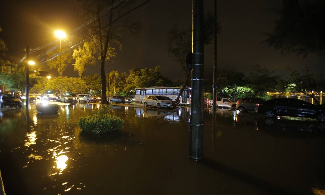 Por volta das 22h o município do Rio entrou em estágio de crise. Na foto, Avenida Borges de Medeiros, na Lagoa Alexandre Cassiano / Alexandre Cassiano