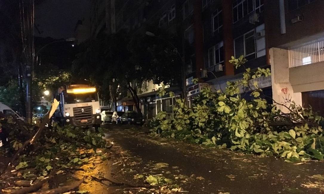 Equipes retiram árvores que bloqueiam o acesso da Rua Siqueira Campos próximo ao Túnel Velho Alexandre Rodrigues / Agência O Globo