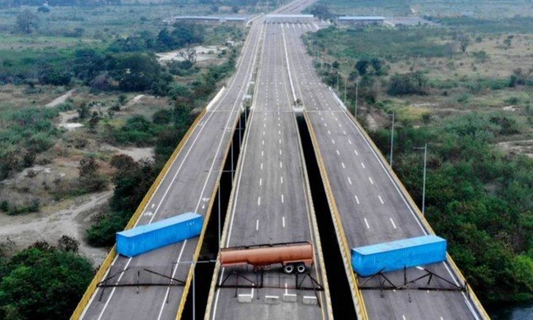 A ponte Tienditas, entre Colômbia e Venezuela, bloqueada: possível rota de entrada da ajuda humanitária Foto: EDINSON ESTUPINAN / AFP