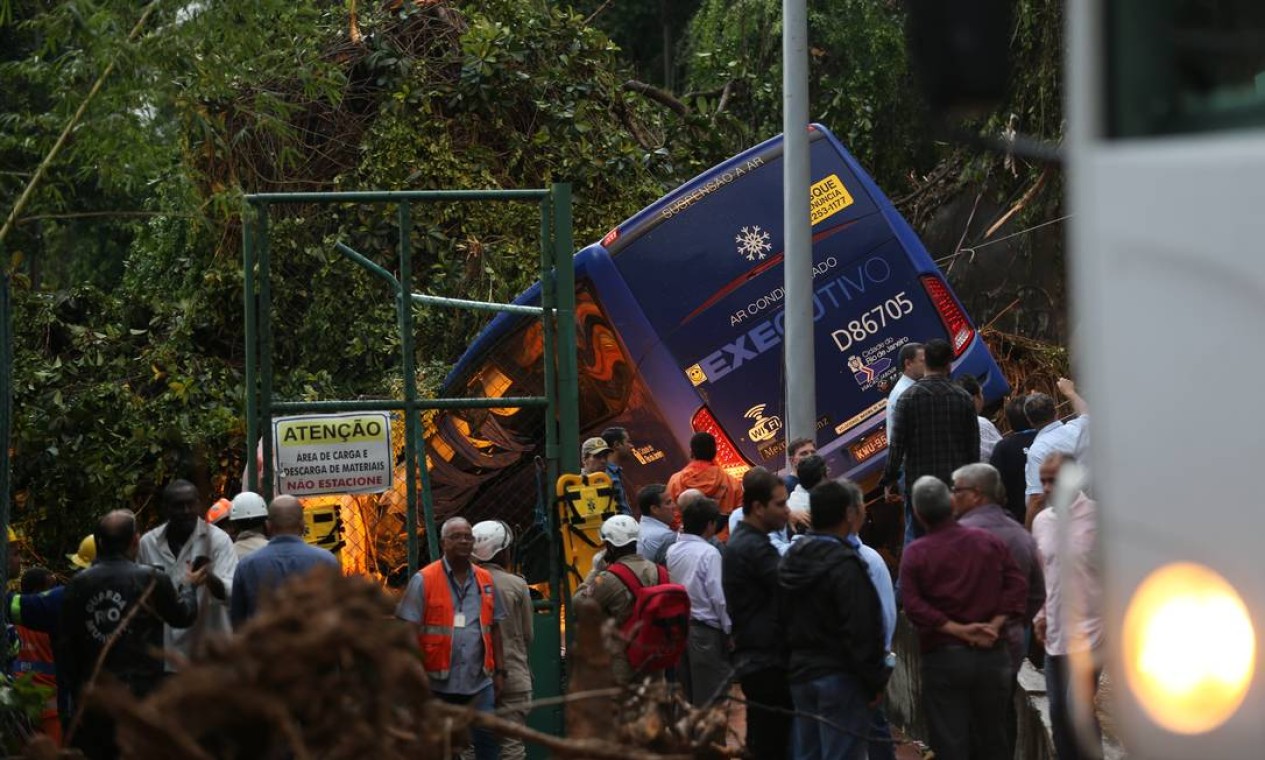 Na Avenida Niemeyer, bombeiros tentam resgatar vítimas de um ônibus que foi soterrado com o desabamento da encosta do Morro do Vidigal Foto: Marcia Foletto / Agência O Globo