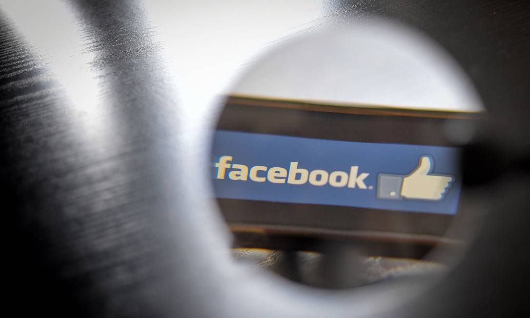 Facebook terá que conseguir consentimento dos usuários para cruzar dados do WhatsApp, Instagram e de terceiros Foto: LOIC VENANCE / AFP