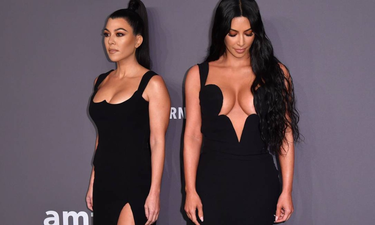 Kim Kardashian: atenta ao decote. O llok de Kim, aliás, é uma versão mais sexy do pretinho Versace Foto: ANGELA WEISS / AFP