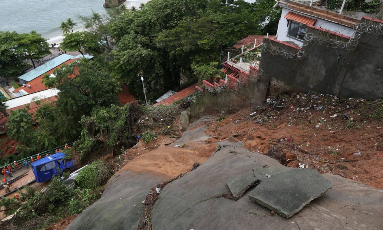 Local que ocorreu o desmoronamento de terra que soterrou o ônibus na avenida Niemeyer Foto: Marcia Foletto / Agência O Globo