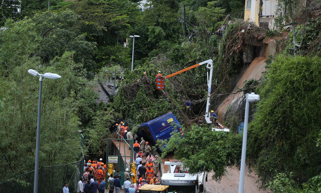 Crivella Confirma Cinco Mortes Causadas Por Temporal No Rio - Jornal O ...