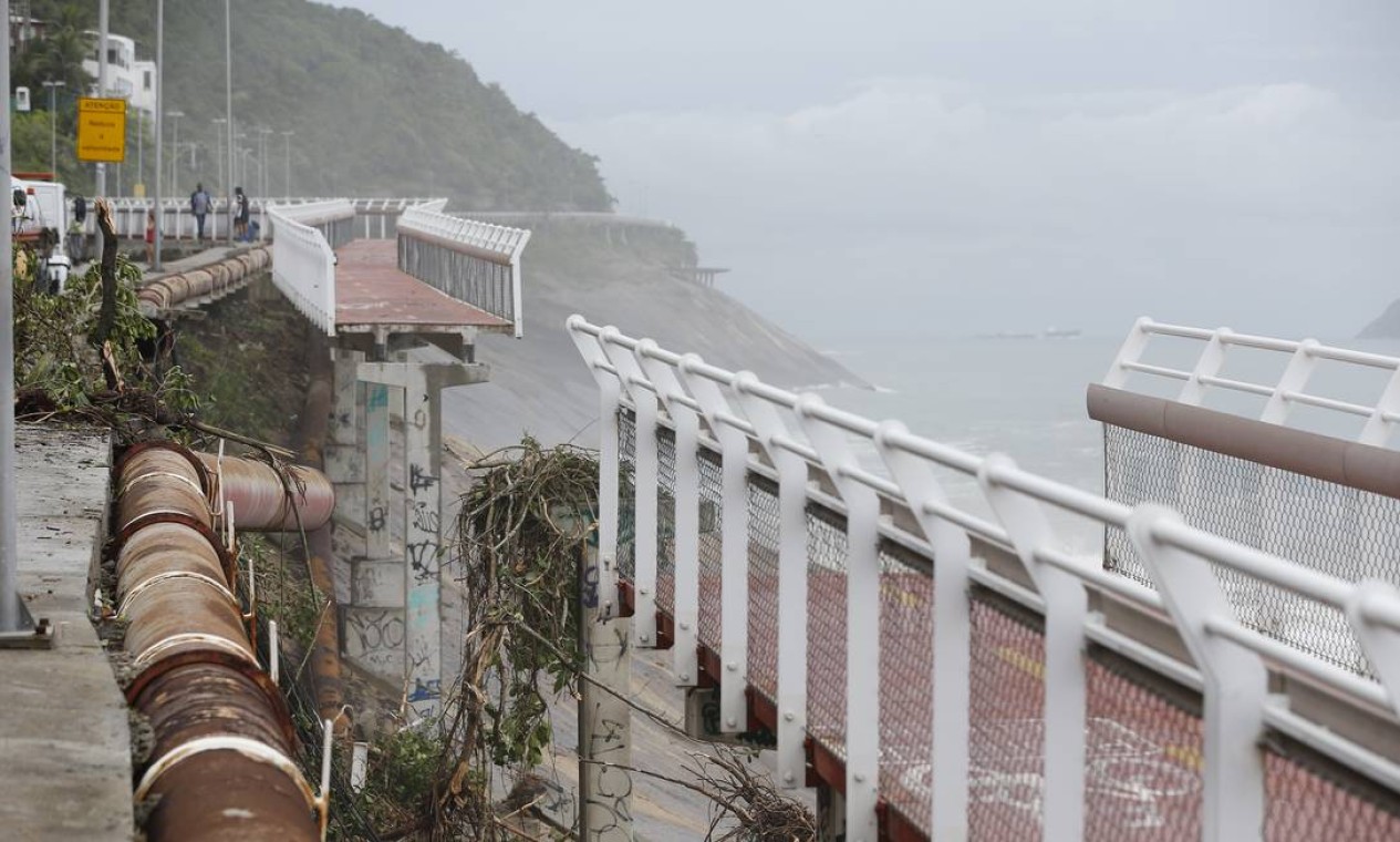 Um trecho da ciclovia Tim Maia foi arrastado para o mar Foto: Pablo Jacob / Agência O Globo