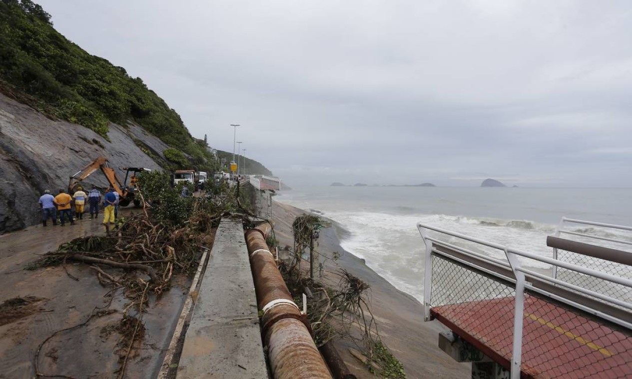 Trecho da ciclovia Tim Maia que foi arrastado para o mar Foto: Pablo Jacob / Agência O Globo
