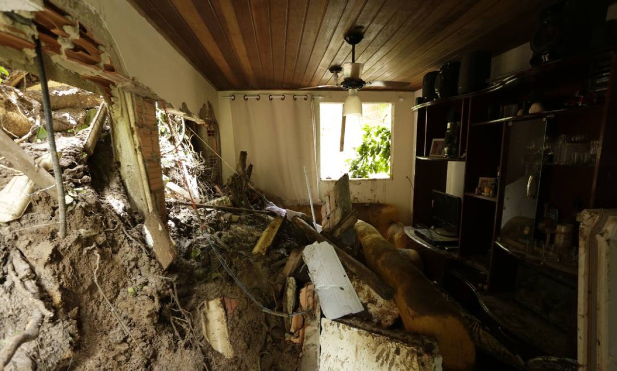 Em Barra de Guaratiba, na Zona Oeste, deslizamento de terra atingiu uma casa, matando duas pessoas Foto: Antonio Scorza / Agência O Globo