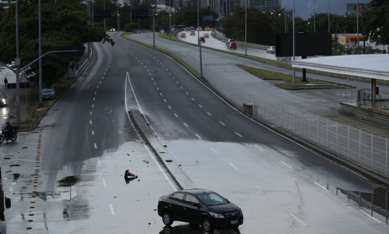 Temporal com ventos de 110km/h atingiu a cidade do Rio. Na foto, carro abandonado na subida da Autoestrada Lagoa Barra, na direção da Zona Sul Foto: Gabriel Paiva / Agência O Globo