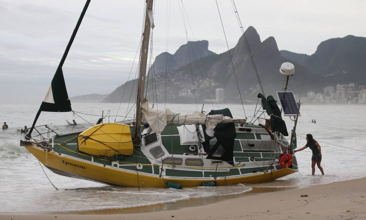 Um veleiro foi arrastado pela ventania, que chegou a mais de 100k/h, e ficou encalhado na Praia do Arpoador Foto: Marcia Foletto / Agência O Globo