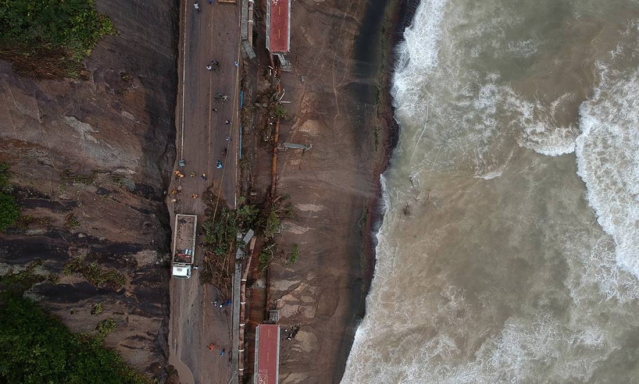 Uma parte da Ciclovia Tim Maia, na Avenida Niemeyer, desabou devido devido a um deslizamento de terra que atingiu a estrutura | Foto: Pablo Jacob / Agência O Globo