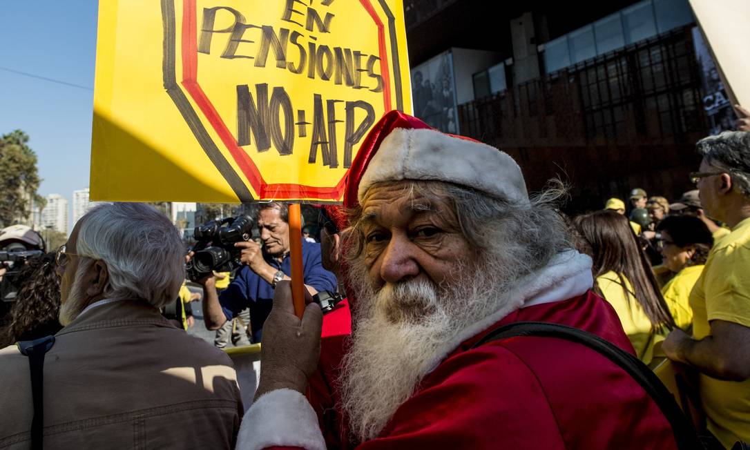 Manifestantes protestam em Santiago contra o sistema de capitalização da Previdência chilena Foto: Martin Bernetti / Agência O Globo