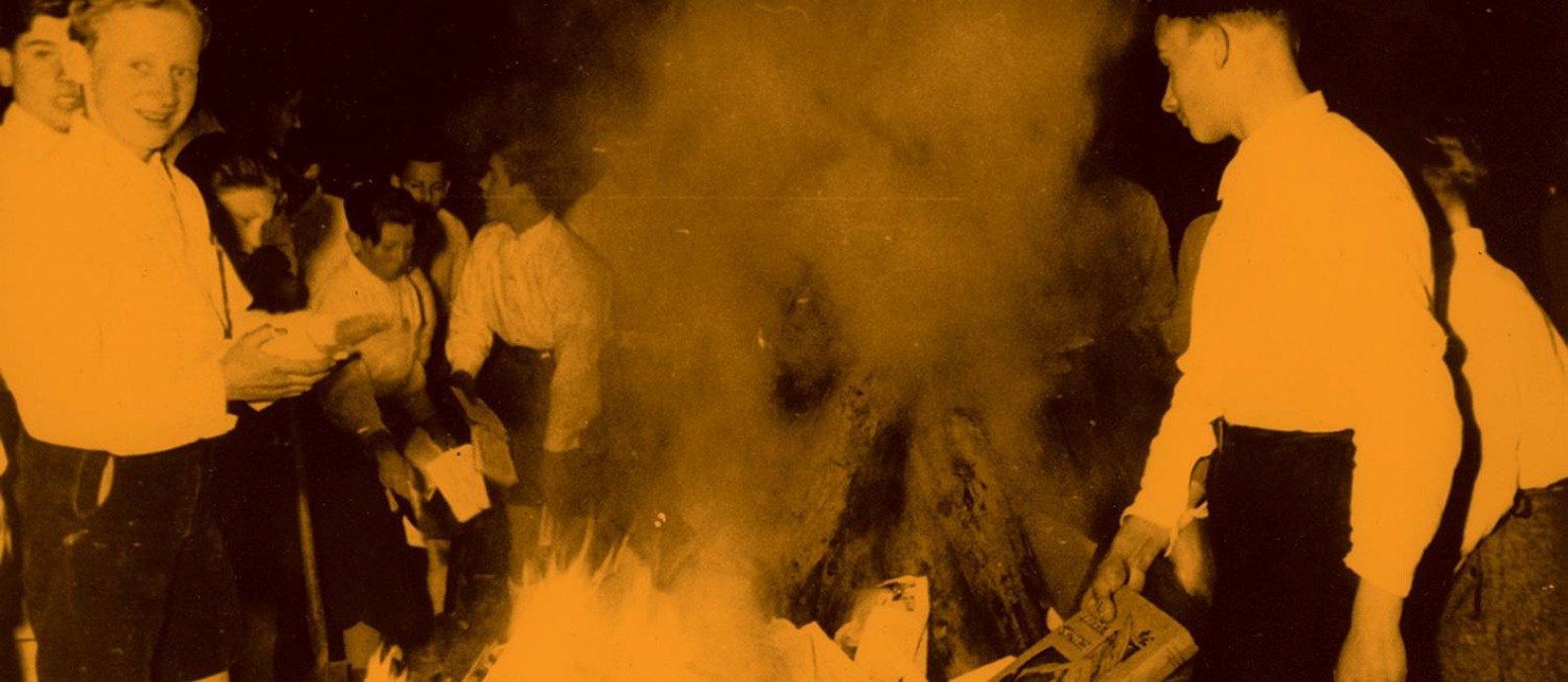 Membros da juventude hitlerista queimam livros, 1938 Foto: Photo 12 / Agência O Globo