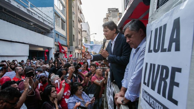 Fernando Haddad (PT-SP) participa de ato a favor de Lula em São Paulo (SP) Foto: Edilson Dantas / Agência O Globo