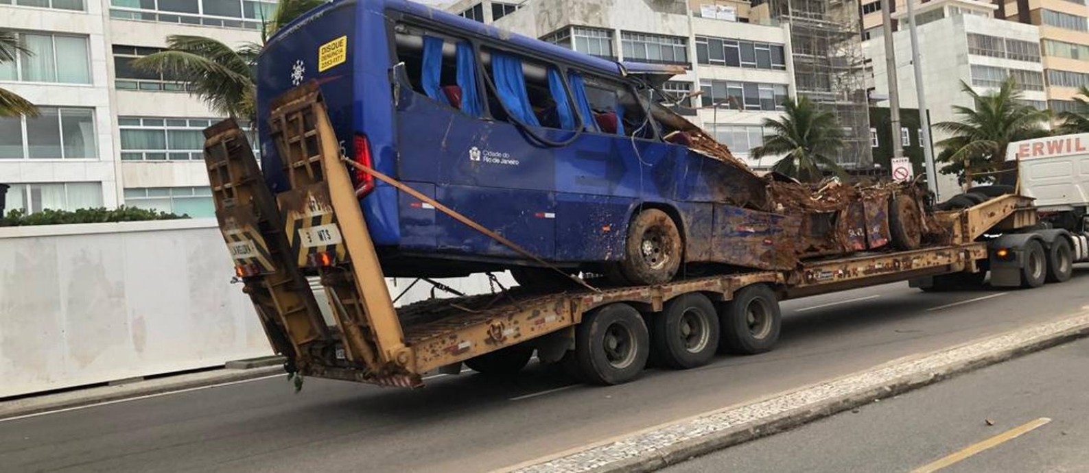 Metade do ônibus foi destruído, em deslizamento que deixou dois mortos Foto: Foto de leitor