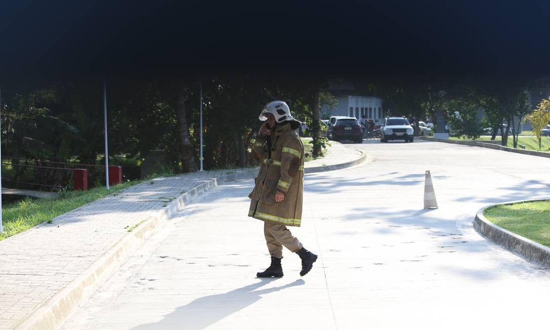 Um bombeiro no local do incêndio Foto: Fabiano Rocha