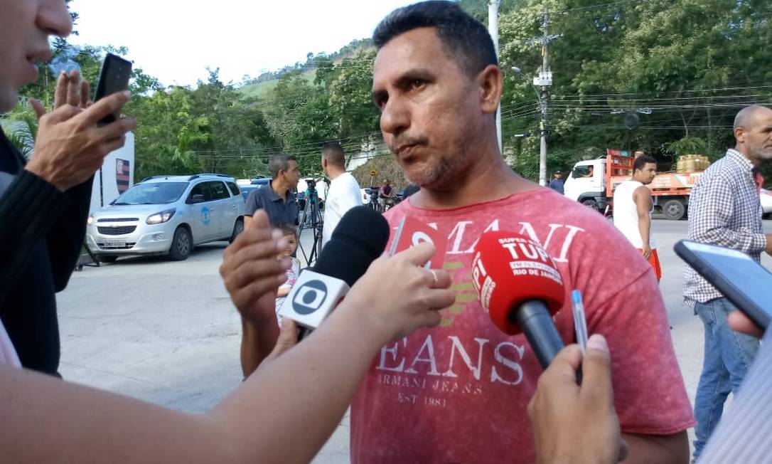 Washington Barbosa, de 45 anos, contou como o filho conseguiu escapar do alojamento em chamas Foto: Diego Amorim