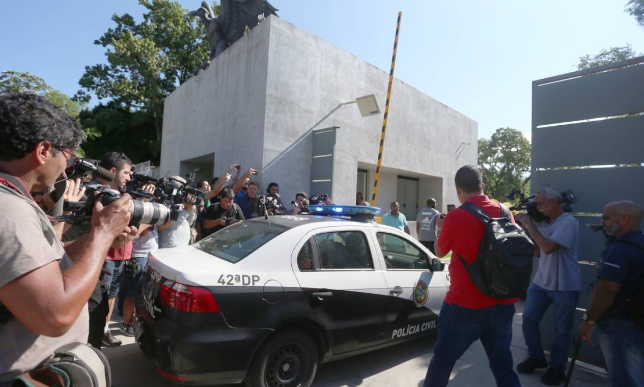 Cercado pela imprensa, carro da Polícia Civíl chega para as investigações no CT Ninho do Urubu Foto: Fabiano Rocha / Agência O Globo