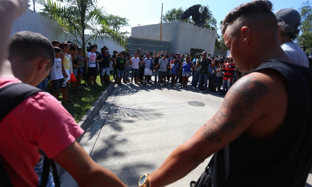 Torcedores, parentes e amigos se unem em uma corrente de oração pelas vítimas do incêndio que matou dez pessoas | Foto: Fabiano Rocha / Agência O Globo