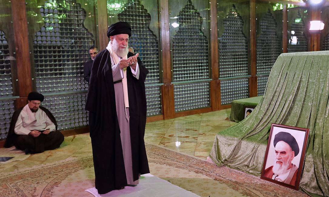 Líder supremo do Irã, aiatolá Ali Khamenei reza em mausoléu de fundador da República Islâmica, aiatolá Ruhollah Khomeini Foto: HO 30-01-2019 / AFP